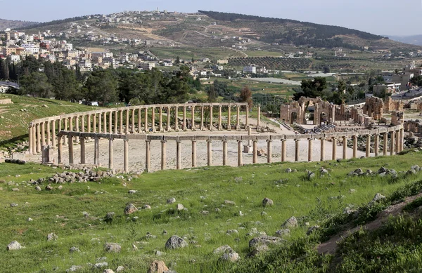 Forum (Oval Plaza)  in Gerasa (Jerash), Jordan.  Forum is an asymmetric plaza at the beginning of the Colonnaded Street, which was built in the first century AD — Stock Photo, Image