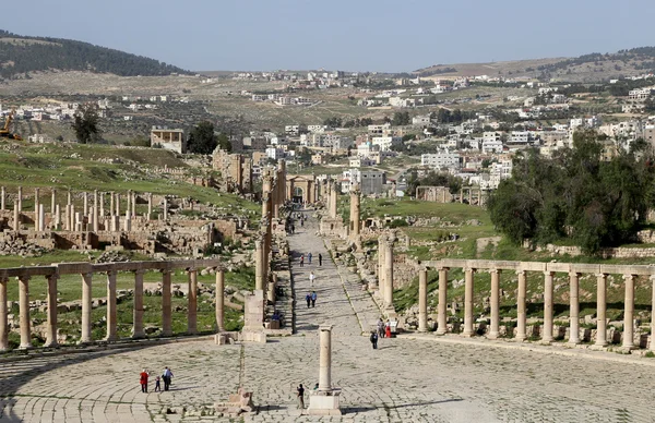 Forum (Oval Plaza) en Gerasa (Jerash), Jordania. Forum es una plaza asimétrica al principio de la calle Colonnaded, que fue construida en el siglo I dC. — Foto de Stock