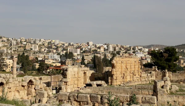 The Roman city of Gerasa and the modern Jerash (in the background). — Stock Photo, Image