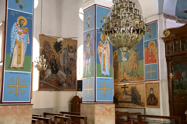 Interiör grekisk ortodoxa basilikan saint george i staden madaba, Jordanien, Mellanöstern — Stockfoto