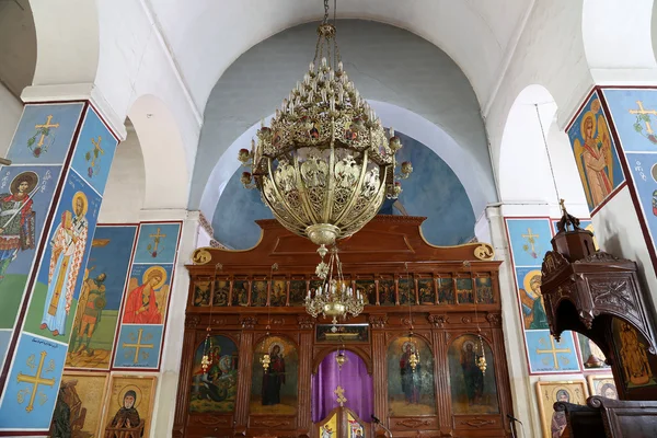 La basilique grecque orthodoxe intérieure de Saint George dans la ville Madaba, Jordanie, Moyen-Orient — Photo