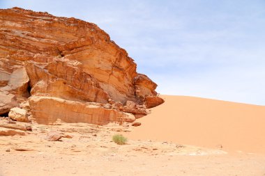 Wadi rum çöl de ay Vadisi'nin güney Ürdün kumtaşı ve granit kaya 60 km doğusunda Akabe kesilmiş bir vadi olduğunu.