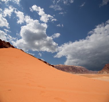 Wadi rum çöl de ay Vadisi'nin güney Ürdün kumtaşı ve granit kaya 60 km doğusunda Akabe kesilmiş bir vadi olduğunu.