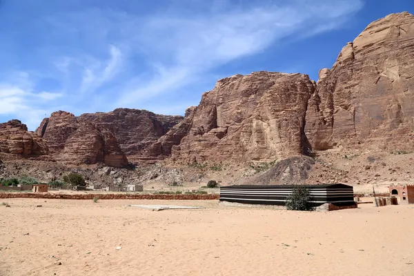 Montañas del desierto de ron Wadi también conocido como el Valle de la Luna es un valle cortado en la piedra arenisca y roca de granito en el sur de Jordania 60 km al este de Aqaba — Foto de Stock