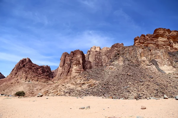 Berge von Wadi Rum Wüste auch als das Tal des Mondes bekannt ist ein Tal in den Sandstein und Granitfelsen im südlichen Jordanien 60 km östlich von Aqaba geschnitten — Stockfoto