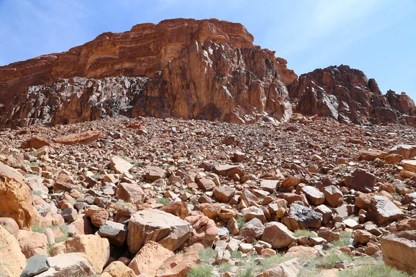 Bergen van wadi rum woestijn ook bekend als de vallei van de maan is een vallei in de zandsteen en graniet rots in zuidelijke Jordanië 60 km ten oosten van aqaba gesneden — Stockfoto