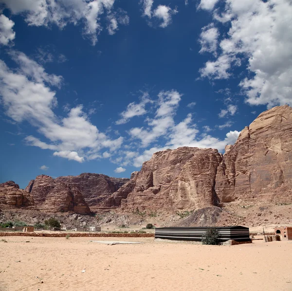 Montanhas de Wadi Rum Desert também conhecido como O Vale da Lua é um vale cortado na rocha de arenito e granito no sul da Jordânia 60 km a leste de Aqaba — Fotografia de Stock