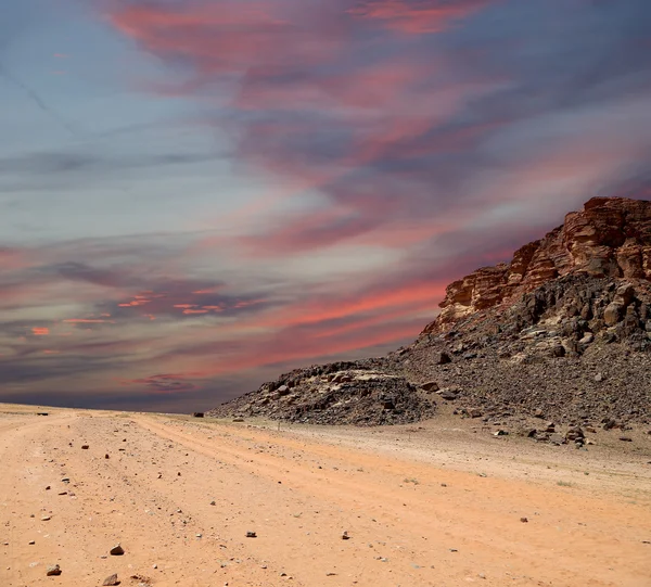 Wadi rum çöl dağlar da ay Vadisi'nin güney Ürdün kumtaşı ve granit kaya 60 km doğusunda Akabe kesilmiş bir vadi olduğunu. — Stok fotoğraf