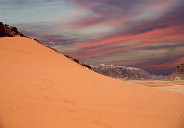 Wadi rum woestijn ook bekend als de vallei van de maan is een vallei in de zandsteen en graniet rots in zuidelijke Jordanië 60 km ten oosten van aqaba gesneden — Stockfoto