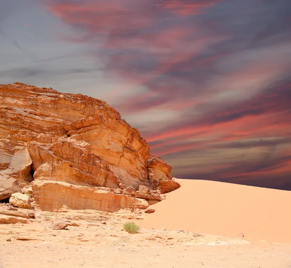 Wadi Rum Desert también conocido como El Valle de la Luna es un valle cortado en la piedra arenisca y roca de granito en el sur de Jordania 60 km al este de Aqaba — Foto de Stock