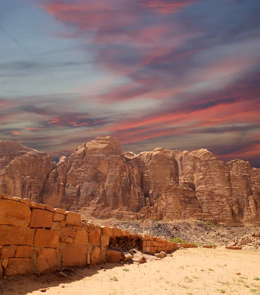 Góry wadi rum Desert znany również jako dolinie Księżyca jest Dolina pokroić w skale piaskowca i granitu w południowej Jordanii, 60 km na wschód od Akaby — Zdjęcie stockowe