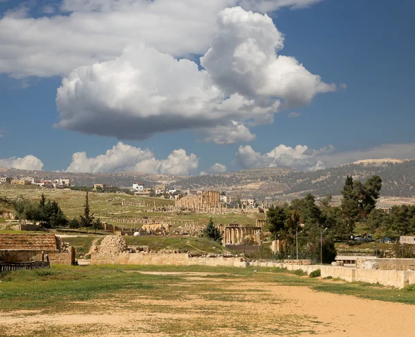 Ruínas romanas na cidade jordaniana de Jerash (Gerasa da Antiguidade), capital e maior cidade de Jerash Governorate, Jordânia — Fotografia de Stock