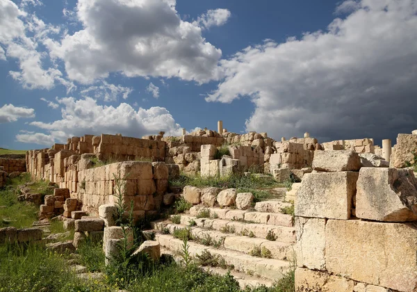 Romeinse ruïnes in de Jordaanse stad jerash (gerasa uit de oudheid), hoofdstad en grootste stad van het gouvernement jerash, jordan — Stockfoto