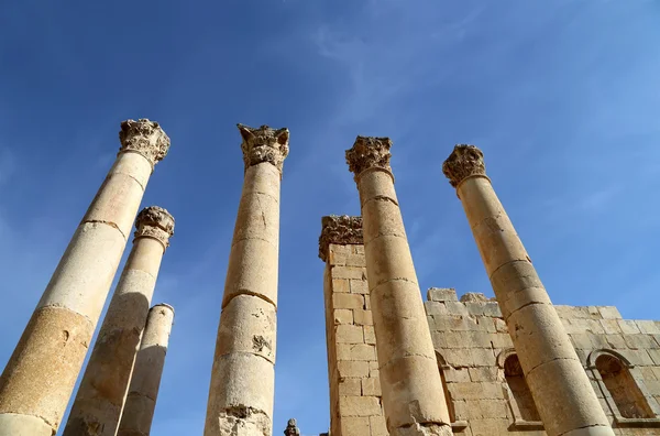 Roman Columns in the Jordanian city of Jerash (Gerasa of Antiquity), capital and largest city of Jerash Governorate, Jordan — Stock Photo, Image