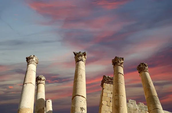 Romeinse kolommen in de Jordaanse stad jerash (gerasa uit de oudheid), de hoofdstad en grootste stad van het gouvernement jerash, jordan — Stockfoto