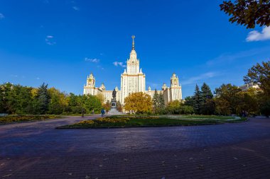 MOSCOW, RUSSIA-OCTOBER 06, 2021: Sparrow Hills 'teki Lomonosov Moskova Devlet Üniversitesi' nin (sonbahar güneşli günü) ana binası. Rusya 'nın en üst düzey eğitim kurumudur.
