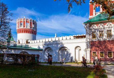 MOSCOW, RUSSIA - 10 Ekim 2021: Novodevichy manastırı (Bogoroditse-Smolensky manastırı) güneşli bir sonbahar gününde. UNESCO dünya mirası sahası