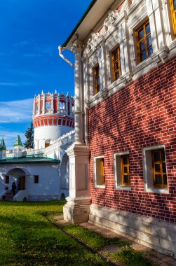 MOSCOW, RUSSIA - 10 Ekim 2021: Novodevichy manastırı (Bogoroditse-Smolensky manastırı) güneşli bir sonbahar gününde. UNESCO dünya mirası sahası