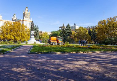 MOSCOW, RUSSIA-OCTOBER 06, 2021: Sparrow Hills 'teki Lomonosov Moskova Devlet Üniversitesi (MSU) arazisinde (sonbahar güneşli günü). Rusya 'nın en üst düzey eğitim kurumudur. Rusya  