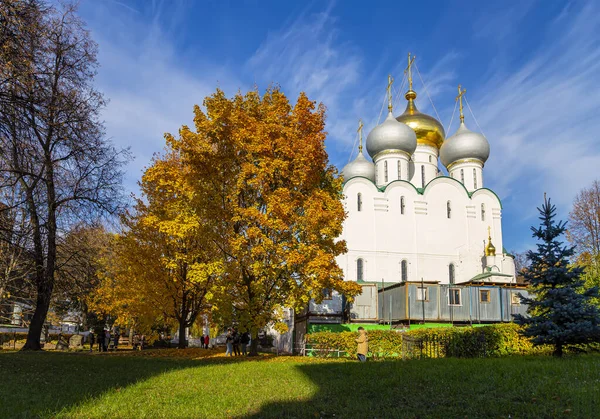Novodevichy manastırı (Bogoroditse-Smolensky manastırı) güneşli bir sonbahar gününde. Smolensk Leydisi Katedrali (16. yüzyıl). Moskova, Rusya. UNESCO dünya mirası sahası    