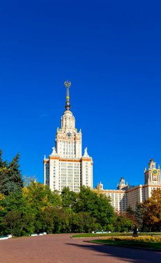 Sparrow Hills 'teki Lomonosov Moskova Devlet Üniversitesi' nin ana binası (sonbahar güneşli günü). Rusya 'nın en üst düzey eğitim kurumudur. Rusya  