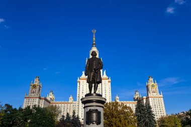 Rusya 'nın başkenti Sparrow Hills' teki Moskova Devlet Üniversitesi 'nin (MSU) ana binasının yanından Mikhail Vasilyevich Lomonosov anıtının (sonbahar güneşli günü) görüntüsü