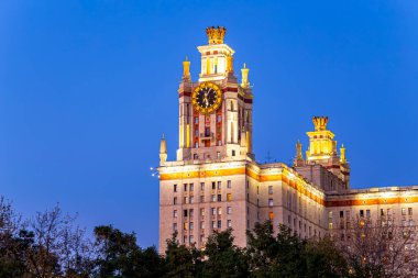 Sparrow Hills 'teki Lomonosov Moskova Devlet Üniversitesi' nin ana binası (sonbahar akşamı). Rusya 'nın en üst düzey eğitim kurumudur. Rusya 