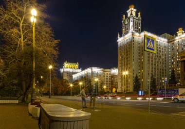 Sparrow Hills 'teki Lomonosov Moskova Devlet Üniversitesi' nin ana binası (sonbahar akşamı). Rusya 'nın en üst düzey eğitim kurumudur. Rusya 