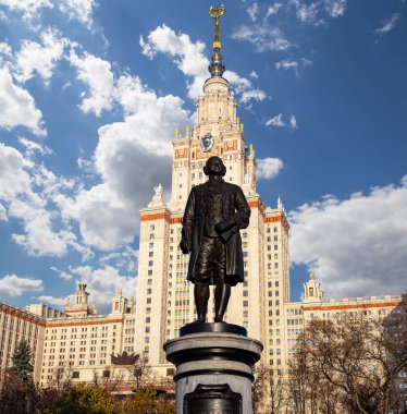 Moskova Devlet Üniversitesi 'nin (MSU) gökyüzünün arka planında Mikhail Vasilyevich Lomonosov (heykeltıraş N. V. Tomsky ve mimar L. V. Rudnev, 1953) anıtı görülüyor.  
