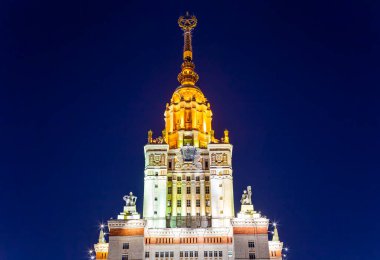 Sparrow Hills 'teki Lomonosov Moskova Devlet Üniversitesi' nin ana binası (sonbahar akşamı). Rusya 'nın en üst düzey eğitim kurumudur. Rusya 