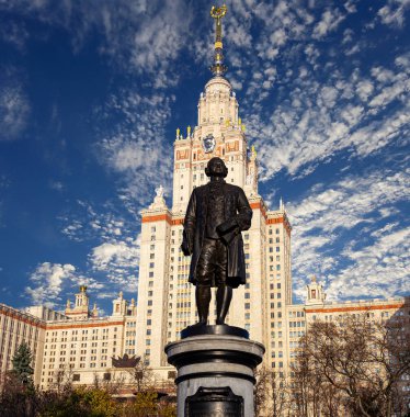 Moskova Devlet Üniversitesi 'nin (MSU) gökyüzünün arka planında Mikhail Vasilyevich Lomonosov (heykeltıraş N. V. Tomsky ve mimar L. V. Rudnev, 1953) anıtı görülüyor.  