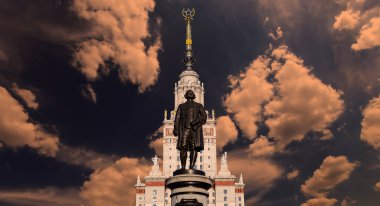 Moskova Devlet Üniversitesi 'nin (MSU) gökyüzünün arka planında Mikhail Vasilyevich Lomonosov (heykeltıraş N. V. Tomsky ve mimar L. V. Rudnev, 1953) anıtı görülüyor.  