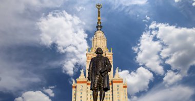 Moskova Devlet Üniversitesi 'nin (MSU) gökyüzünün arka planında Mikhail Vasilyevich Lomonosov (heykeltıraş N. V. Tomsky ve mimar L. V. Rudnev, 1953) anıtı görülüyor.  