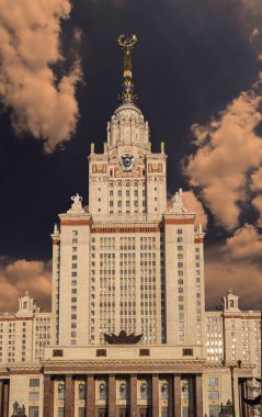 Sparrow Hills 'teki Lomonosov Moskova Devlet Üniversitesi' nin ana binası (gökyüzünün arka planı bulutlu). Rusya 'nın en üst düzey eğitim kurumudur. Rusya