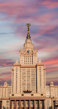 Sparrow Hills 'teki Lomonosov Moskova Devlet Üniversitesi' nin ana binası (gökyüzünün arka planı bulutlu). Rusya 'nın en üst düzey eğitim kurumudur. Rusya