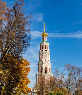 Novodevichy manastırı (Bogoroditse-Smolensky manastırı) güneşli bir sonbahar gününde. Sekizgen çan kulesi. Moskova, Rusya. UNESCO dünya mirası sahası