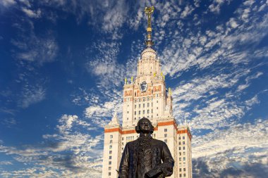 Moskova Devlet Üniversitesi 'nin (MSU) gökyüzünün arka planında Mikhail Vasilyevich Lomonosov (heykeltıraş N. V. Tomsky ve mimar L. V. Rudnev, 1953) anıtı görülüyor.  