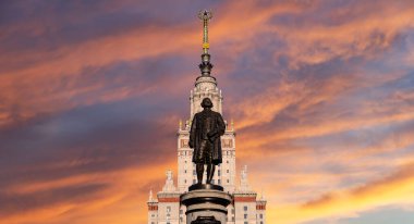 Moskova Devlet Üniversitesi 'nin (MSU) gökyüzünün arka planında Mikhail Vasilyevich Lomonosov (heykeltıraş N. V. Tomsky ve mimar L. V. Rudnev, 1953) anıtı görülüyor.  