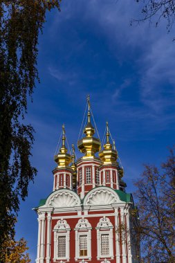 Novodevichy manastırı (Bogoroditse-Smolensky manastırı) güneşli bir sonbahar gününde. Kurtarıcının Dönüşümü Kilisesi. Moskova, Rusya. UNESCO dünya mirası sahası 