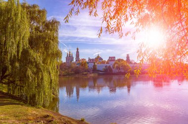 Güneşli bir sonbahar gününde Novodevichy manastırı (Bogoroditse-Smolensky manastırı) ve büyük Novodevichy göleti manzarası. Moskova, Rusya. UNESCO dünya mirası sahası