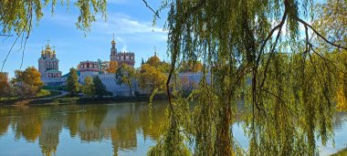 Novodevichy manastırı (Bogoroditse-Smolensky manastırı) ve güneşli bir sonbahar gününde büyük Novodevichy göleti manzarası (panoramik manzara). Moskova, Rusya. UNESCO dünya mirası sahası