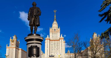 Rusya 'nın başkenti Sparrow Hills' teki Moskova Devlet Üniversitesi 'nin (MSU) ana binasının yanından Mikhail Vasilyevich Lomonosov anıtının (sonbahar güneşli günü) görüntüsü