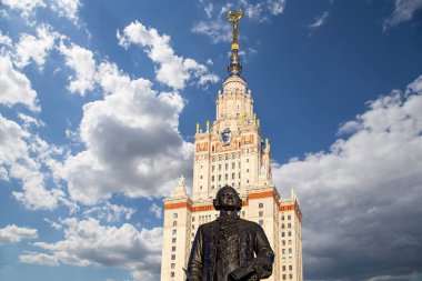 Moskova Devlet Üniversitesi 'nin (MSU) gökyüzünün arka planında Mikhail Vasilyevich Lomonosov (heykeltıraş N. V. Tomsky ve mimar L. V. Rudnev, 1953) anıtı görülüyor.  