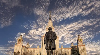 Moskova Devlet Üniversitesi 'nin (MSU) gökyüzünün arka planında Mikhail Vasilyevich Lomonosov (heykeltıraş N. V. Tomsky ve mimar L. V. Rudnev, 1953) anıtı görülüyor.  