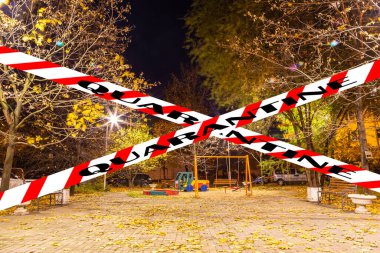 Moskova, Rusya 'da Coronavirus. Bir sonbahar gecesinde boş bir oyun parkı yerleşim alanlarından birinde. Karantina işareti. COVID salgını ve seyahat kavramı