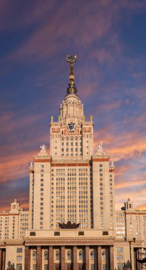 Sparrow Hills 'teki Lomonosov Moskova Devlet Üniversitesi' nin ana binası (gökyüzünün arka planı bulutlu). Rusya 'nın en üst düzey eğitim kurumudur. Rusya