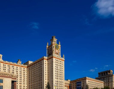 Sparrow Hills 'teki Lomonosov Moskova Devlet Üniversitesi' nin ana binası (sonbahar güneşli günü). Rusya 'nın en üst düzey eğitim kurumudur. Rusya  