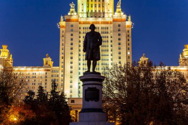 Sparrow Hills 'teki Lomonosov Moskova Devlet Üniversitesi' nin ana binası (sonbahar akşamı). Rusya 'nın en üst düzey eğitim kurumudur. Rusya 