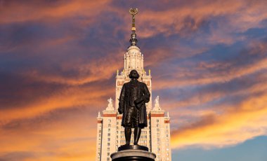 Moskova Devlet Üniversitesi 'nin (MSU) gökyüzünün arka planında Mikhail Vasilyevich Lomonosov (heykeltıraş N. V. Tomsky ve mimar L. V. Rudnev, 1953) anıtı görülüyor.  