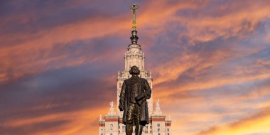 Moskova Devlet Üniversitesi 'nin (MSU) gökyüzünün arka planında Mikhail Vasilyevich Lomonosov (heykeltıraş N. V. Tomsky ve mimar L. V. Rudnev, 1953) anıtı görülüyor.  